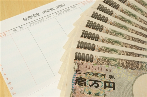 通帳と一万円札