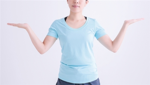 新宿パーソナルトレーニングジム両手水平に上げる女性