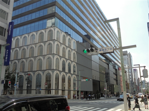 <% pageTitle %>” /></p>
<p>銀座の三越がある中央通り沿いに新しくできた、注目のGINZA SIX ギンザ シックス。<br />
その手前の「銀座5丁目」交差点を右に入り、国内の高級ブランドFOXCYフォクシーを通り過ぎます。</p>
<h5><span id=