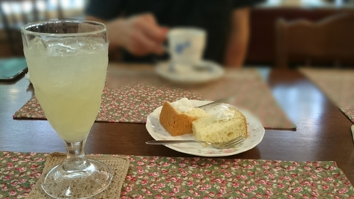 ドゥミルネサンスジュースとケーキ