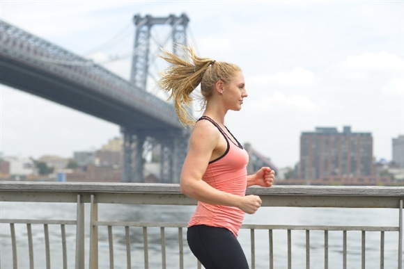 <% pageTitle %>” /></p>
<p>朝夕外を歩くと、ダイエットや健康のためにジョギングやランニングをしている方をずいぶん見かけます。<br />
うるさいことを言うと、ジョギングとランニングは違います。<br />
ジョギングはウォーキングとランニングの間くらいの速さで、無理なく走ります。ランニングは、もっともっと一生懸命にスピードアップした走り方になります。<br />
ここでは、ジョギングとランニングを混ぜて、ジョギングとして説明をしていきます。それでは、朝ジョギングのメリットから説明をしていきましょう。</p>
<h3>朝ジョギングのメリット</h3>
<p><img decoding=