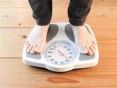 <% pageTitle %>” /></p>
<h4>メタボリック対策コース</h4>
<p>食べ過ぎや運動不足の方、お腹周りの脂肪が気になる方にお勧めのコースです。</p>
<h5>◎ポイント</h5>
<p>脂肪溶解痩身（ボディフレーム）のマシンでの施術方法は、世界中で痩身評価が高いと言われています。<br />
ローリングと吸引によって皮下脂肪に働きかけ、脂肪を溶かし、その後筋肉を寝たたままの状態で自動的に運動させる EMS で脂肪を燃やし、最後にデトックスドームで体を芯から温め、基礎代謝をアップさせます。<br />
たぷたぷのお肉は徐々に減り始め、すっきり引き締まった体を期待することができます。</p>
<h5>◎ステップ</h5>
<div class=